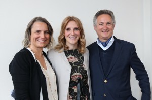 Chiara Gatti al centro curatrice della mostra Luigi Pericle 1916 2001_Beyond the visible insieme a Greta e Andrea Biasca Caroni dell'Archivio Luigi Pericle di Ascona